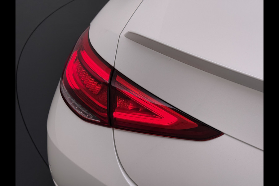 Mercedes-Benz CLS-Klasse 450 4Matic AMG // Burmester // 360 Camera // Sunroof // Trekhaak // 20 inch // Designo White // Distronic