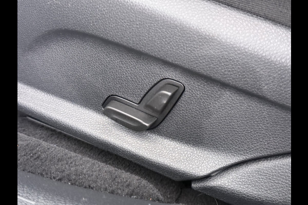 Mercedes-Benz CLS-Klasse 450 4Matic AMG // Burmester // 360 Camera // Sunroof // Trekhaak // 20 inch // Designo White // Distronic