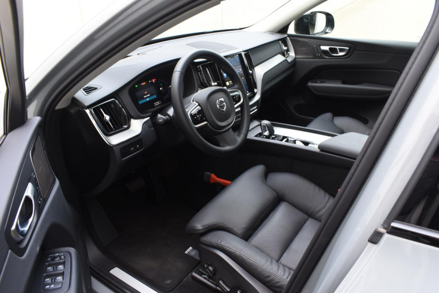 Volvo XC60 T6 350PK Automaat Plug-in Hybrid AWD Ultra Dark / Navigatie / Luchtvering / 360 Camera / Adaptieve Cruise Control / Stuurverwarming / Stoelverwarming v+a / Elektr. Achterklep / Schuifdak / Trekhaak