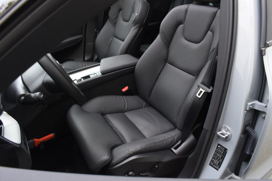 Volvo XC60 T6 350PK Automaat Plug-in Hybrid AWD Ultra Dark / Navigatie / Luchtvering / 360 Camera / Adaptieve Cruise Control / Stuurverwarming / Stoelverwarming v+a / Elektr. Achterklep / Schuifdak / Trekhaak