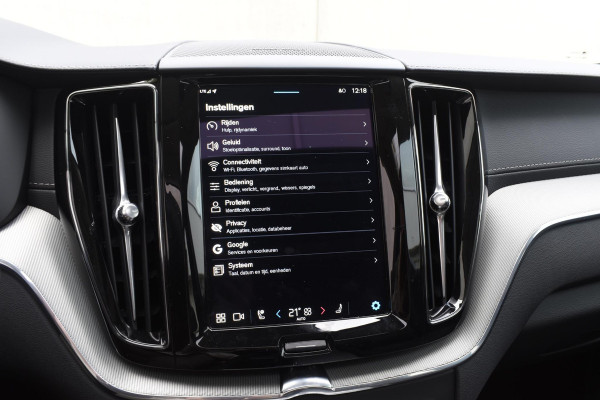 Volvo XC60 T6 350PK Automaat Plug-in Hybrid AWD Ultra Dark / Navigatie / Luchtvering / 360 Camera / Adaptieve Cruise Control / Stuurverwarming / Stoelverwarming v+a / Elektr. Achterklep / Schuifdak / Trekhaak