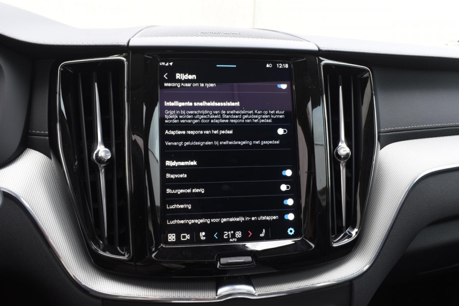 Volvo XC60 T6 350PK Automaat Plug-in Hybrid AWD Ultra Dark / Navigatie / Luchtvering / 360 Camera / Adaptieve Cruise Control / Stuurverwarming / Stoelverwarming v+a / Elektr. Achterklep / Schuifdak / Trekhaak