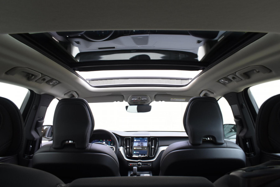 Volvo XC60 T6 350PK Automaat Plug-in Hybrid AWD Ultra Dark / Navigatie / Luchtvering / 360 Camera / Adaptieve Cruise Control / Stuurverwarming / Stoelverwarming v+a / Elektr. Achterklep / Schuifdak / Trekhaak