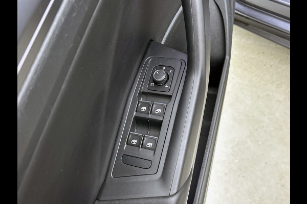 Volkswagen T-Roc Cabrio 1.5 TSI R-Line(Goed OndH, Navi, Trekhaak, StoelV, Parkeersensor V+A, Carplay, Etc)