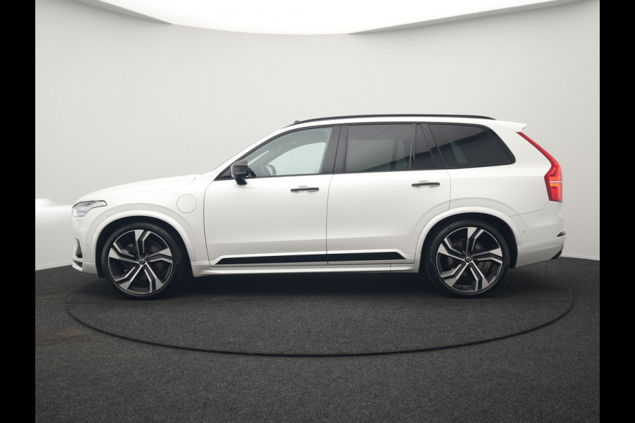 Volvo XC90 T8 Recharge AWD Ultimate Dark 7 Persoons LONG RANGE Plug In Hybrid 455pk Dealer O.H. PHEV | Trekhaak Af Fabriek | Panodak | Luchtvering | Adaptive Cruise | 360 Camera | Harman / Kardon | Lederen Sportstoelen Memory & Verwarmd | Google Assistent | Keyless | 22"L.M |