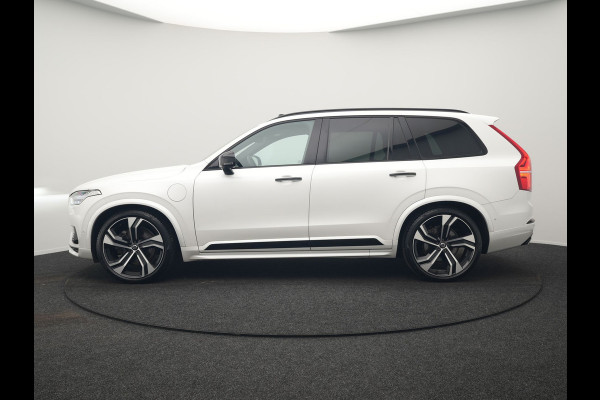 Volvo XC90 T8 Recharge AWD Ultimate Dark 7 Persoons LONG RANGE Plug In Hybrid 455pk Dealer O.H. PHEV | Trekhaak Af Fabriek | Panodak | Luchtvering | Adaptive Cruise | 360 Camera | Harman / Kardon | Lederen Sportstoelen Memory & Verwarmd | Google Assistent | Keyless | 22"L.M |