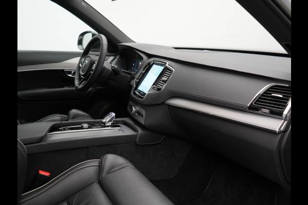 Volvo XC90 T8 Recharge AWD Ultimate Dark 7 Persoons LONG RANGE Plug In Hybrid 455pk Dealer O.H. PHEV | Trekhaak Af Fabriek | Panodak | Luchtvering | Adaptive Cruise | 360 Camera | Harman / Kardon | Lederen Sportstoelen Memory & Verwarmd | Google Assistent | Keyless | 22"L.M |