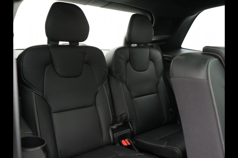 Volvo XC90 T8 Recharge AWD Ultimate Dark 7 Persoons LONG RANGE Plug In Hybrid 455pk Dealer O.H. PHEV | Trekhaak Af Fabriek | Panodak | Luchtvering | Adaptive Cruise | 360 Camera | Harman / Kardon | Lederen Sportstoelen Memory & Verwarmd | Google Assistent | Keyless | 22"L.M |