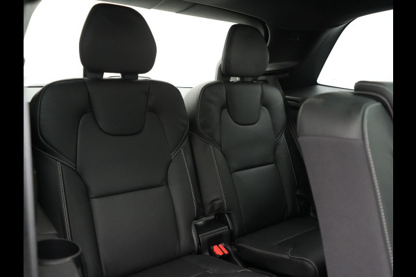 Volvo XC90 T8 Recharge AWD Ultimate Dark 7 Persoons LONG RANGE Plug In Hybrid 455pk Dealer O.H. PHEV | Trekhaak Af Fabriek | Panodak | Luchtvering | Adaptive Cruise | 360 Camera | Harman / Kardon | Lederen Sportstoelen Memory & Verwarmd | Google Assistent | Keyless | 22"L.M |