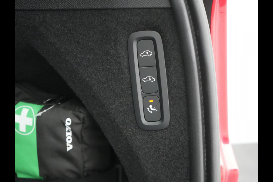 Volvo XC90 T8 Recharge AWD Ultimate Dark 7 Persoons LONG RANGE Plug In Hybrid 455pk Dealer O.H. PHEV | Trekhaak Af Fabriek | Panodak | Luchtvering | Adaptive Cruise | 360 Camera | Harman / Kardon | Lederen Sportstoelen Memory & Verwarmd | Google Assistent | Keyless | 22"L.M |