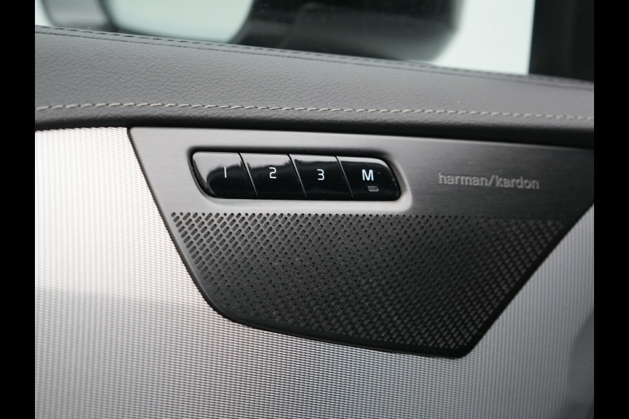 Volvo XC90 T8 Recharge AWD Ultimate Dark 7 Persoons LONG RANGE Plug In Hybrid 455pk Dealer O.H. PHEV | Trekhaak Af Fabriek | Panodak | Luchtvering | Adaptive Cruise | 360 Camera | Harman / Kardon | Lederen Sportstoelen Memory & Verwarmd | Google Assistent | Keyless | 22"L.M |