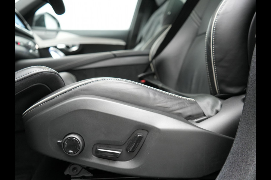Volvo XC90 T8 Recharge AWD Ultimate Dark 7 Persoons LONG RANGE Plug In Hybrid 455pk Dealer O.H. PHEV | Trekhaak Af Fabriek | Panodak | Luchtvering | Adaptive Cruise | 360 Camera | Harman / Kardon | Lederen Sportstoelen Memory & Verwarmd | Google Assistent | Keyless | 22"L.M |