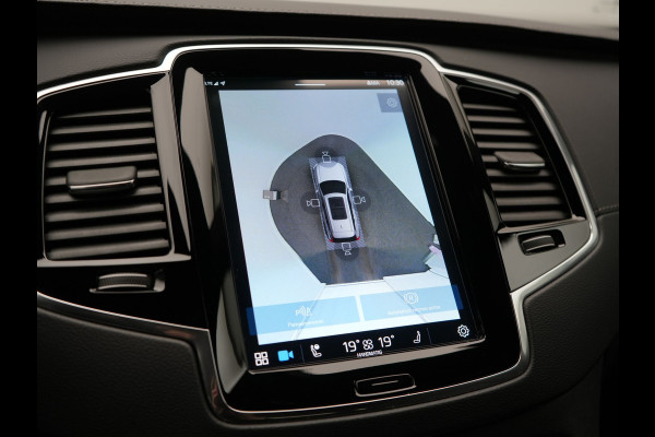 Volvo XC90 T8 Recharge AWD Ultimate Dark 7 Persoons LONG RANGE Plug In Hybrid 455pk Dealer O.H. PHEV | Trekhaak Af Fabriek | Panodak | Luchtvering | Adaptive Cruise | 360 Camera | Harman / Kardon | Lederen Sportstoelen Memory & Verwarmd | Google Assistent | Keyless | 22"L.M |