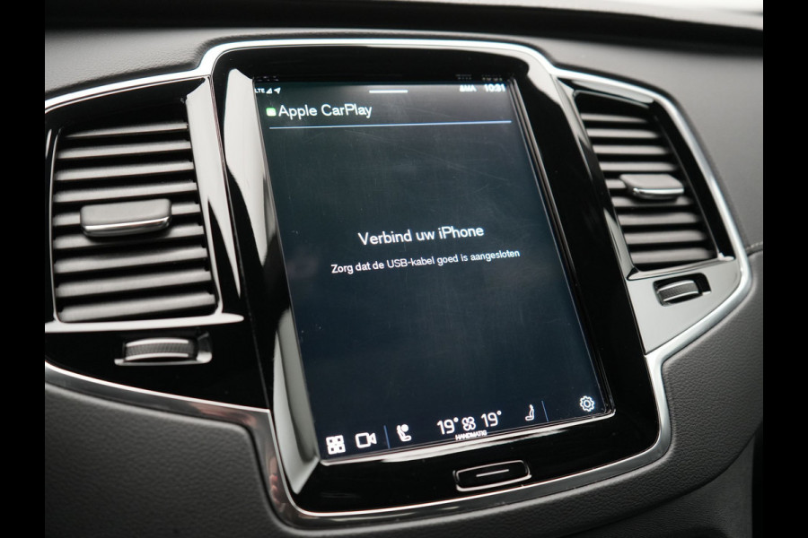 Volvo XC90 T8 Recharge AWD Ultimate Dark 7 Persoons LONG RANGE Plug In Hybrid 455pk Dealer O.H. PHEV | Trekhaak Af Fabriek | Panodak | Luchtvering | Adaptive Cruise | 360 Camera | Harman / Kardon | Lederen Sportstoelen Memory & Verwarmd | Google Assistent | Keyless | 22"L.M |