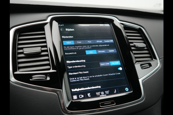 Volvo XC90 T8 Recharge AWD Ultimate Dark 7 Persoons LONG RANGE Plug In Hybrid 455pk Dealer O.H. PHEV | Trekhaak Af Fabriek | Panodak | Luchtvering | Adaptive Cruise | 360 Camera | Harman / Kardon | Lederen Sportstoelen Memory & Verwarmd | Google Assistent | Keyless | 22"L.M |