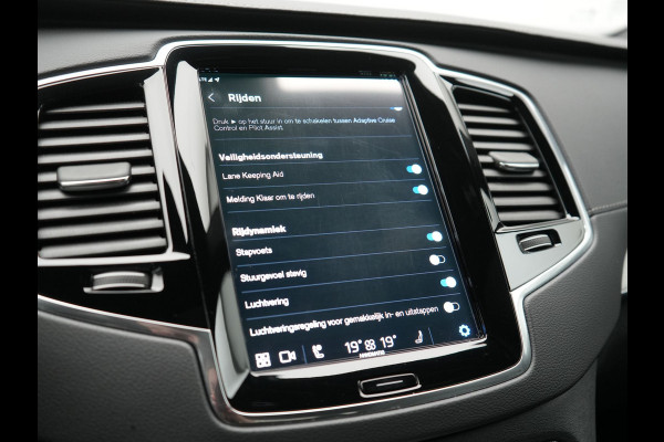 Volvo XC90 T8 Recharge AWD Ultimate Dark 7 Persoons LONG RANGE Plug In Hybrid 455pk Dealer O.H. PHEV | Trekhaak Af Fabriek | Panodak | Luchtvering | Adaptive Cruise | 360 Camera | Harman / Kardon | Lederen Sportstoelen Memory & Verwarmd | Google Assistent | Keyless | 22"L.M |