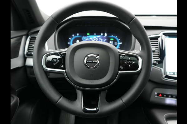 Volvo XC90 T8 Recharge AWD Ultimate Dark 7 Persoons LONG RANGE Plug In Hybrid 455pk Dealer O.H. PHEV | Trekhaak Af Fabriek | Panodak | Luchtvering | Adaptive Cruise | 360 Camera | Harman / Kardon | Lederen Sportstoelen Memory & Verwarmd | Google Assistent | Keyless | 22"L.M |