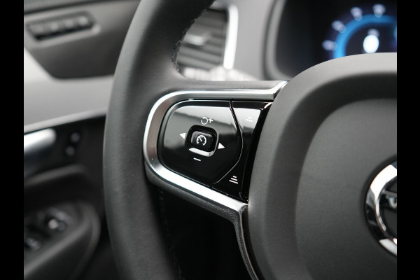 Volvo XC90 T8 Recharge AWD Ultimate Dark 7 Persoons LONG RANGE Plug In Hybrid 455pk Dealer O.H. PHEV | Trekhaak Af Fabriek | Panodak | Luchtvering | Adaptive Cruise | 360 Camera | Harman / Kardon | Lederen Sportstoelen Memory & Verwarmd | Google Assistent | Keyless | 22"L.M |