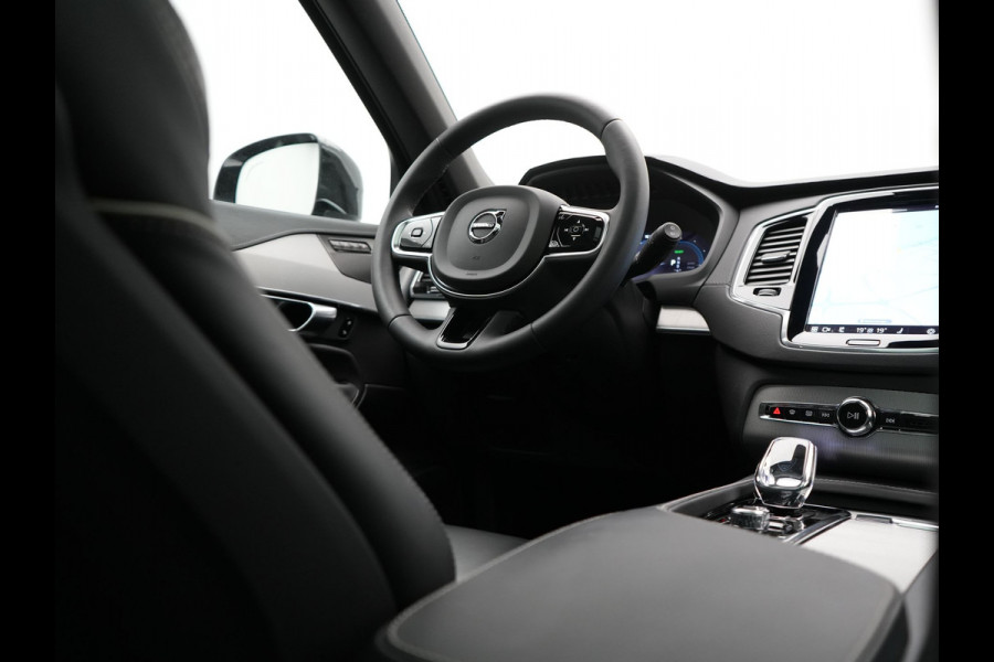 Volvo XC90 T8 Recharge AWD Ultimate Dark 7 Persoons LONG RANGE Plug In Hybrid 455pk Dealer O.H. PHEV | Trekhaak Af Fabriek | Panodak | Luchtvering | Adaptive Cruise | 360 Camera | Harman / Kardon | Lederen Sportstoelen Memory & Verwarmd | Google Assistent | Keyless | 22"L.M |