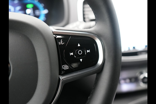 Volvo XC90 T8 Recharge AWD Ultimate Dark 7 Persoons LONG RANGE Plug In Hybrid 455pk Dealer O.H. PHEV | Trekhaak Af Fabriek | Panodak | Luchtvering | Adaptive Cruise | 360 Camera | Harman / Kardon | Lederen Sportstoelen Memory & Verwarmd | Google Assistent | Keyless | 22"L.M |