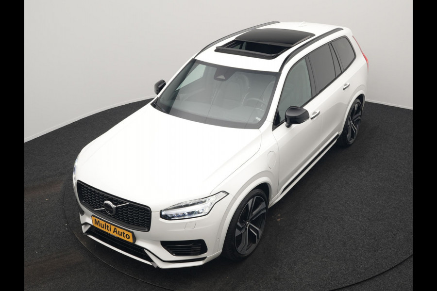 Volvo XC90 T8 Recharge AWD Ultimate Dark 7 Persoons LONG RANGE Plug In Hybrid 455pk Dealer O.H. PHEV | Trekhaak Af Fabriek | Panodak | Luchtvering | Adaptive Cruise | 360 Camera | Harman / Kardon | Lederen Sportstoelen Memory & Verwarmd | Google Assistent | Keyless | 22"L.M |