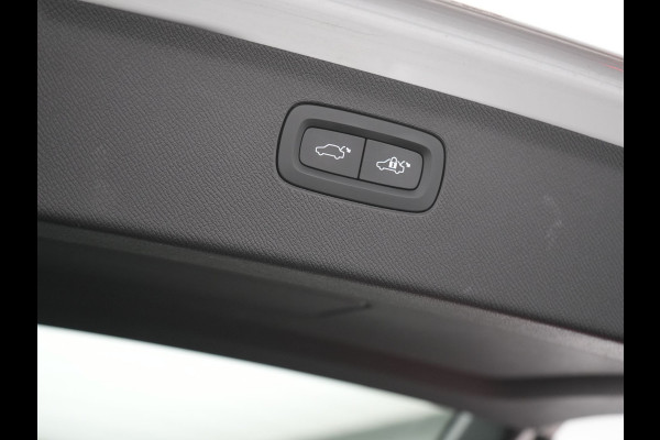 Volvo XC90 T8 Recharge AWD Ultimate Dark 7 Persoons LONG RANGE Plug In Hybrid 455pk Dealer O.H. PHEV | Trekhaak Af Fabriek | Panodak | Luchtvering | Adaptive Cruise | 360 Camera | Harman / Kardon | Lederen Sportstoelen Memory & Verwarmd | Google Assistent | Keyless | 22"L.M |