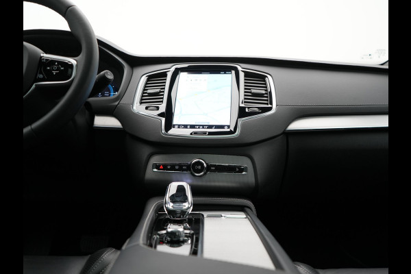 Volvo XC90 T8 Recharge AWD Ultimate Dark 7 Persoons LONG RANGE Plug In Hybrid 455pk Dealer O.H. PHEV | Trekhaak Af Fabriek | Panodak | Luchtvering | Adaptive Cruise | 360 Camera | Harman / Kardon | Lederen Sportstoelen Memory & Verwarmd | Google Assistent | Keyless | 22"L.M |