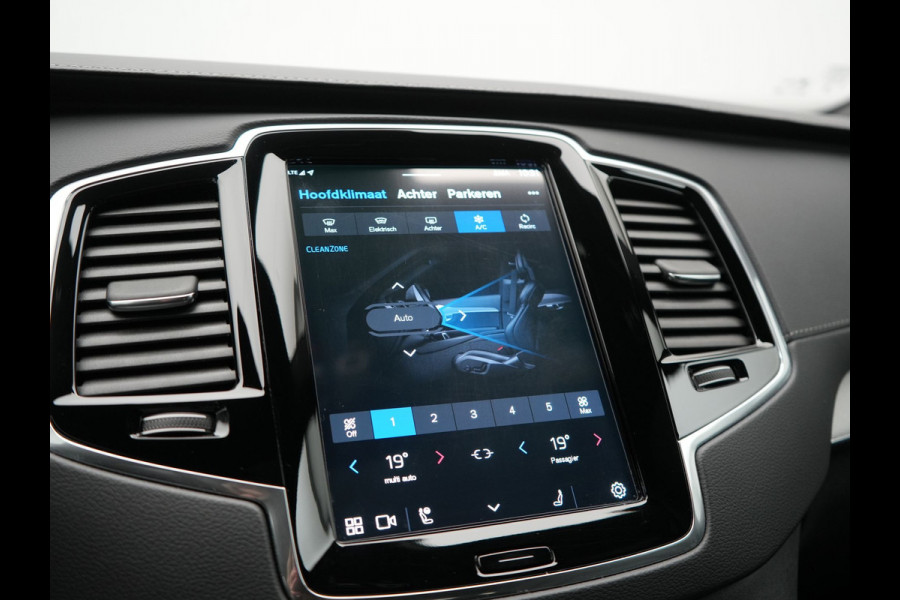 Volvo XC90 T8 Recharge AWD Ultimate Dark 7 Persoons LONG RANGE Plug In Hybrid 455pk Dealer O.H. PHEV | Trekhaak Af Fabriek | Panodak | Luchtvering | Adaptive Cruise | 360 Camera | Harman / Kardon | Lederen Sportstoelen Memory & Verwarmd | Google Assistent | Keyless | 22"L.M |