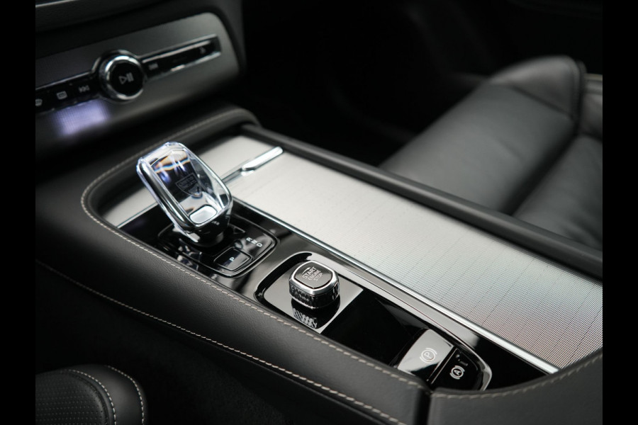 Volvo XC90 T8 Recharge AWD Ultimate Dark 7 Persoons LONG RANGE Plug In Hybrid 455pk Dealer O.H. PHEV | Trekhaak Af Fabriek | Panodak | Luchtvering | Adaptive Cruise | 360 Camera | Harman / Kardon | Lederen Sportstoelen Memory & Verwarmd | Google Assistent | Keyless | 22"L.M |