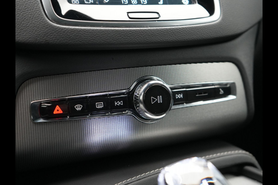 Volvo XC90 T8 Recharge AWD Ultimate Dark 7 Persoons LONG RANGE Plug In Hybrid 455pk Dealer O.H. PHEV | Trekhaak Af Fabriek | Panodak | Luchtvering | Adaptive Cruise | 360 Camera | Harman / Kardon | Lederen Sportstoelen Memory & Verwarmd | Google Assistent | Keyless | 22"L.M |