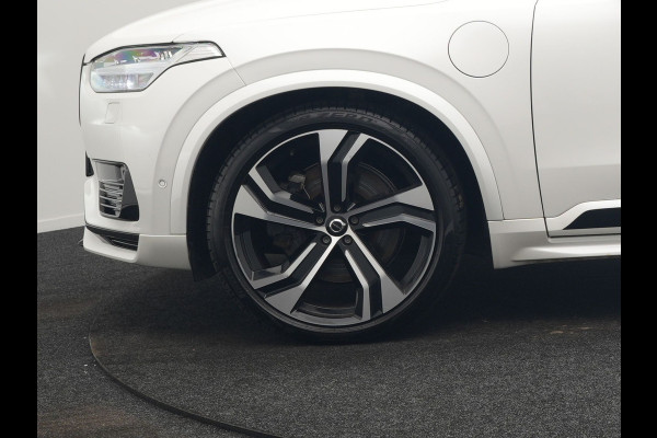 Volvo XC90 T8 Recharge AWD Ultimate Dark 7 Persoons LONG RANGE Plug In Hybrid 455pk Dealer O.H. PHEV | Trekhaak Af Fabriek | Panodak | Luchtvering | Adaptive Cruise | 360 Camera | Harman / Kardon | Lederen Sportstoelen Memory & Verwarmd | Google Assistent | Keyless | 22"L.M |