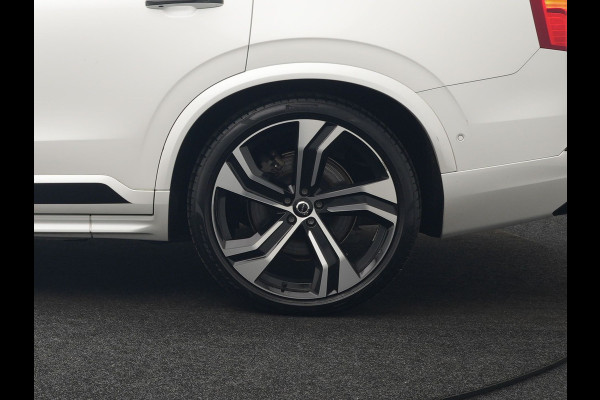 Volvo XC90 T8 Recharge AWD Ultimate Dark 7 Persoons LONG RANGE Plug In Hybrid 455pk Dealer O.H. PHEV | Trekhaak Af Fabriek | Panodak | Luchtvering | Adaptive Cruise | 360 Camera | Harman / Kardon | Lederen Sportstoelen Memory & Verwarmd | Google Assistent | Keyless | 22"L.M |