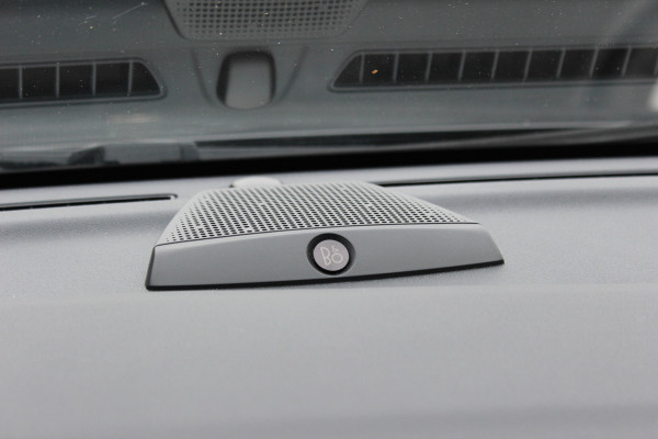 Ford Puma 1.0 EcoBoost Hybrid ST-Line X Vignale 155pk / NL Auto! / Full option! / Trekhaak / Panoramadak / Camera / Leder / CarPlay / B&O / 18'' / Keyless / Stuur+Stoelverwarming / Dodehoek / DAB / Verwarmde voorruit / ACC