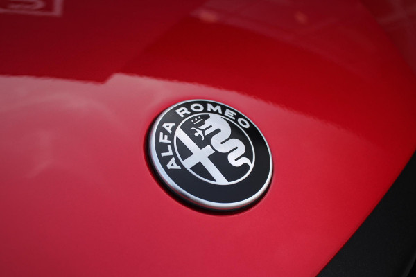 Alfa Romeo junior Alfa Romeo Junior ELETTRICA SPECIALE 156PK 54 kWh | PANORAMISCH SCHUIF/KANTEL DAK | BICOLOR DAK (ZWART DAK) | TECHNOLOGIE PAKKET (O.A. FULL LED ADAPTIVE MATRIX KOPLAMPEN/DODEHOEK DETECTIE/DRAADLOZE TELEFOONLADER/ACHTERUITRIJ CAMERA/PARKEERSENSOREN VOOR, ACHTER,ZIJKANT) | DRAADLOZE APPLE CARPLAY/ANDROID AUTO | CLIMATE CONTROL | ELEKTRISCH BEDIENBARE ACHTERKLEP | STOEL VERWARMING | ELEKTRISCH BEDIENBARE VOORSTOEL | VERKEERSBORDEN HERKENNING | ADAPTIVE CRUISE CONTROL | KEYLESS ENTRY/START |