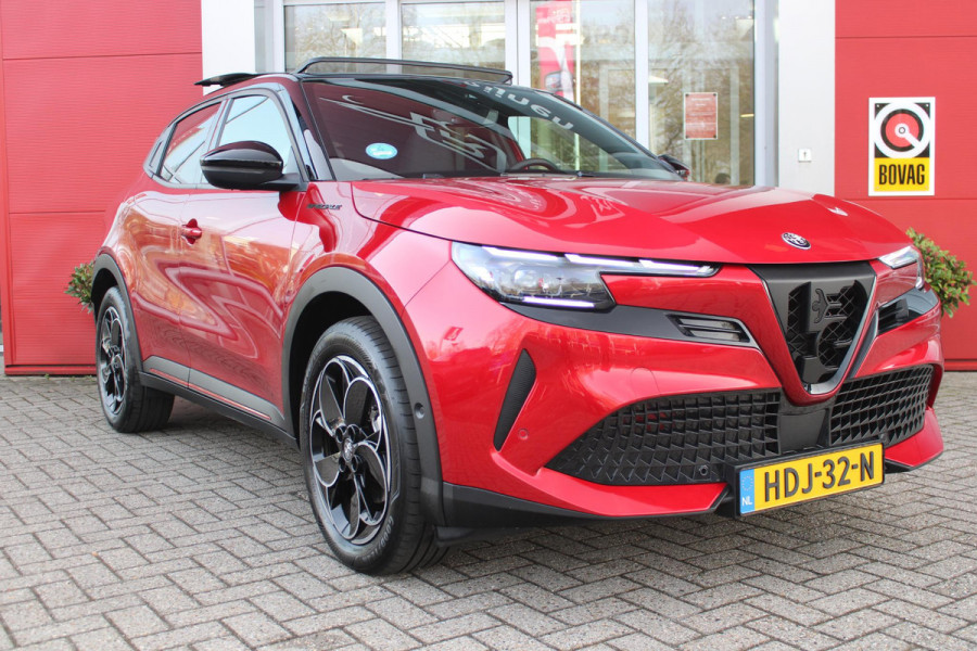 Alfa Romeo junior Alfa Romeo Junior ELETTRICA SPECIALE 156PK 54 kWh | PANORAMISCH SCHUIF/KANTEL DAK | BICOLOR DAK (ZWART DAK) | TECHNOLOGIE PAKKET (O.A. FULL LED ADAPTIVE MATRIX KOPLAMPEN/DODEHOEK DETECTIE/DRAADLOZE TELEFOONLADER/ACHTERUITRIJ CAMERA/PARKEERSENSOREN VOOR, ACHTER,ZIJKANT) | DRAADLOZE APPLE CARPLAY/ANDROID AUTO | CLIMATE CONTROL | ELEKTRISCH BEDIENBARE ACHTERKLEP | STOEL VERWARMING | ELEKTRISCH BEDIENBARE VOORSTOEL | VERKEERSBORDEN HERKENNING | ADAPTIVE CRUISE CONTROL | KEYLESS ENTRY/START |