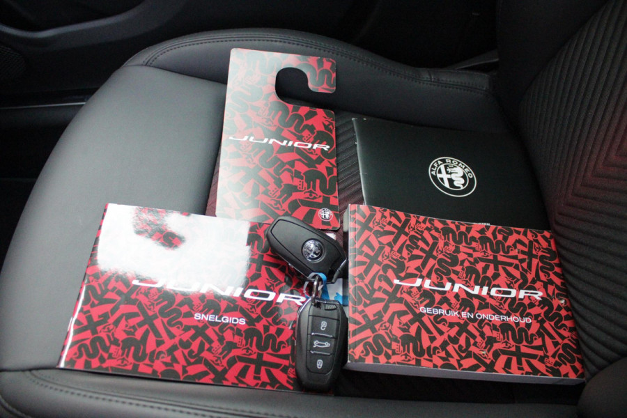 Alfa Romeo junior Alfa Romeo Junior ELETTRICA SPECIALE 156PK 54 kWh | PANORAMISCH SCHUIF/KANTEL DAK | BICOLOR DAK (ZWART DAK) | TECHNOLOGIE PAKKET (O.A. FULL LED ADAPTIVE MATRIX KOPLAMPEN/DODEHOEK DETECTIE/DRAADLOZE TELEFOONLADER/ACHTERUITRIJ CAMERA/PARKEERSENSOREN VOOR, ACHTER,ZIJKANT) | DRAADLOZE APPLE CARPLAY/ANDROID AUTO | CLIMATE CONTROL | ELEKTRISCH BEDIENBARE ACHTERKLEP | STOEL VERWARMING | ELEKTRISCH BEDIENBARE VOORSTOEL | VERKEERSBORDEN HERKENNING | ADAPTIVE CRUISE CONTROL | KEYLESS ENTRY/START |