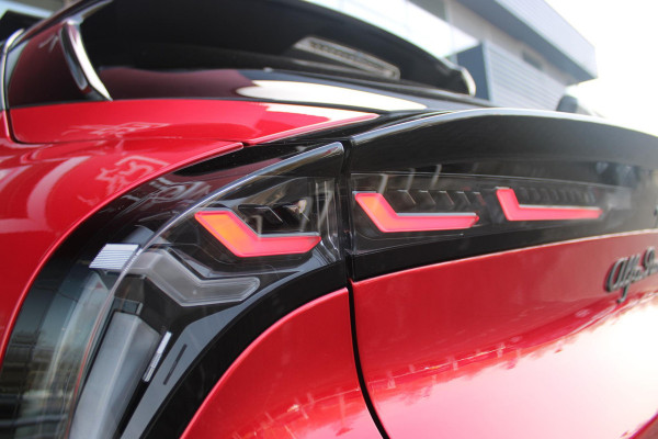 Alfa Romeo junior Alfa Romeo Junior ELETTRICA SPECIALE 156PK 54 kWh | PANORAMISCH SCHUIF/KANTEL DAK | BICOLOR DAK (ZWART DAK) | TECHNOLOGIE PAKKET (O.A. FULL LED ADAPTIVE MATRIX KOPLAMPEN/DODEHOEK DETECTIE/DRAADLOZE TELEFOONLADER/ACHTERUITRIJ CAMERA/PARKEERSENSOREN VOOR, ACHTER,ZIJKANT) | DRAADLOZE APPLE CARPLAY/ANDROID AUTO | CLIMATE CONTROL | ELEKTRISCH BEDIENBARE ACHTERKLEP | STOEL VERWARMING | ELEKTRISCH BEDIENBARE VOORSTOEL | VERKEERSBORDEN HERKENNING | ADAPTIVE CRUISE CONTROL | KEYLESS ENTRY/START |