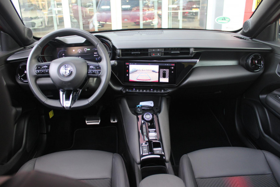 Alfa Romeo junior Alfa Romeo Junior ELETTRICA SPECIALE 156PK 54 kWh | PANORAMISCH SCHUIF/KANTEL DAK | BICOLOR DAK (ZWART DAK) | TECHNOLOGIE PAKKET (O.A. FULL LED ADAPTIVE MATRIX KOPLAMPEN/DODEHOEK DETECTIE/DRAADLOZE TELEFOONLADER/ACHTERUITRIJ CAMERA/PARKEERSENSOREN VOOR, ACHTER,ZIJKANT) | DRAADLOZE APPLE CARPLAY/ANDROID AUTO | CLIMATE CONTROL | ELEKTRISCH BEDIENBARE ACHTERKLEP | STOEL VERWARMING | ELEKTRISCH BEDIENBARE VOORSTOEL | VERKEERSBORDEN HERKENNING | ADAPTIVE CRUISE CONTROL | KEYLESS ENTRY/START |