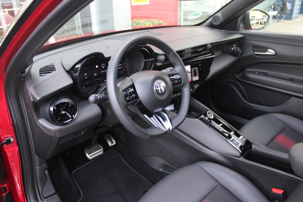 Alfa Romeo junior Alfa Romeo Junior ELETTRICA SPECIALE 156PK 54 kWh | PANORAMISCH SCHUIF/KANTEL DAK | BICOLOR DAK (ZWART DAK) | TECHNOLOGIE PAKKET (O.A. FULL LED ADAPTIVE MATRIX KOPLAMPEN/DODEHOEK DETECTIE/DRAADLOZE TELEFOONLADER/ACHTERUITRIJ CAMERA/PARKEERSENSOREN VOOR, ACHTER,ZIJKANT) | DRAADLOZE APPLE CARPLAY/ANDROID AUTO | CLIMATE CONTROL | ELEKTRISCH BEDIENBARE ACHTERKLEP | STOEL VERWARMING | ELEKTRISCH BEDIENBARE VOORSTOEL | VERKEERSBORDEN HERKENNING | ADAPTIVE CRUISE CONTROL | KEYLESS ENTRY/START |