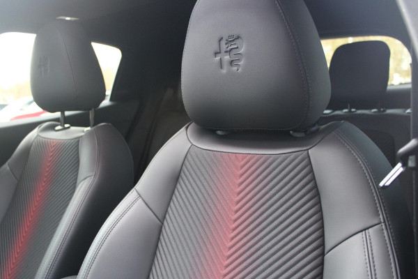 Alfa Romeo junior Alfa Romeo Junior ELETTRICA SPECIALE 156PK 54 kWh | PANORAMISCH SCHUIF/KANTEL DAK | BICOLOR DAK (ZWART DAK) | TECHNOLOGIE PAKKET (O.A. FULL LED ADAPTIVE MATRIX KOPLAMPEN/DODEHOEK DETECTIE/DRAADLOZE TELEFOONLADER/ACHTERUITRIJ CAMERA/PARKEERSENSOREN VOOR, ACHTER,ZIJKANT) | DRAADLOZE APPLE CARPLAY/ANDROID AUTO | CLIMATE CONTROL | ELEKTRISCH BEDIENBARE ACHTERKLEP | STOEL VERWARMING | ELEKTRISCH BEDIENBARE VOORSTOEL | VERKEERSBORDEN HERKENNING | ADAPTIVE CRUISE CONTROL | KEYLESS ENTRY/START |