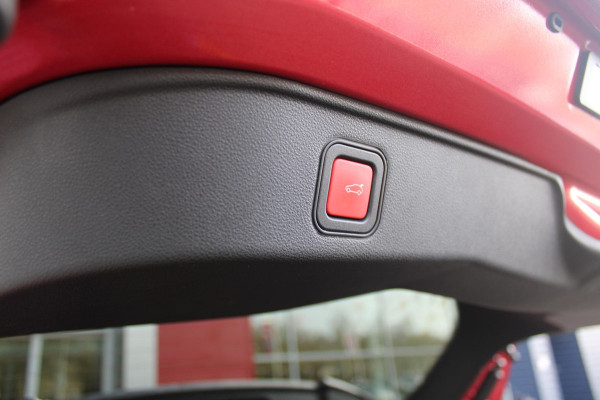 Alfa Romeo junior Alfa Romeo Junior ELETTRICA SPECIALE 156PK 54 kWh | PANORAMISCH SCHUIF/KANTEL DAK | BICOLOR DAK (ZWART DAK) | TECHNOLOGIE PAKKET (O.A. FULL LED ADAPTIVE MATRIX KOPLAMPEN/DODEHOEK DETECTIE/DRAADLOZE TELEFOONLADER/ACHTERUITRIJ CAMERA/PARKEERSENSOREN VOOR, ACHTER,ZIJKANT) | DRAADLOZE APPLE CARPLAY/ANDROID AUTO | CLIMATE CONTROL | ELEKTRISCH BEDIENBARE ACHTERKLEP | STOEL VERWARMING | ELEKTRISCH BEDIENBARE VOORSTOEL | VERKEERSBORDEN HERKENNING | ADAPTIVE CRUISE CONTROL | KEYLESS ENTRY/START |