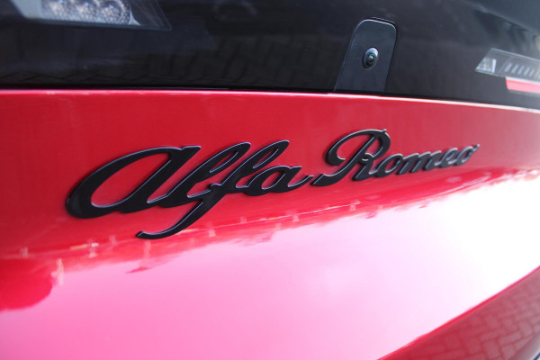 Alfa Romeo junior Alfa Romeo Junior ELETTRICA SPECIALE 156PK 54 kWh | PANORAMISCH SCHUIF/KANTEL DAK | BICOLOR DAK (ZWART DAK) | TECHNOLOGIE PAKKET (O.A. FULL LED ADAPTIVE MATRIX KOPLAMPEN/DODEHOEK DETECTIE/DRAADLOZE TELEFOONLADER/ACHTERUITRIJ CAMERA/PARKEERSENSOREN VOOR, ACHTER,ZIJKANT) | DRAADLOZE APPLE CARPLAY/ANDROID AUTO | CLIMATE CONTROL | ELEKTRISCH BEDIENBARE ACHTERKLEP | STOEL VERWARMING | ELEKTRISCH BEDIENBARE VOORSTOEL | VERKEERSBORDEN HERKENNING | ADAPTIVE CRUISE CONTROL | KEYLESS ENTRY/START |