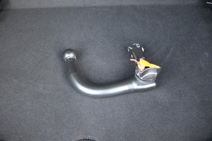 Alfa Romeo junior Alfa Romeo Junior ELETTRICA SPECIALE 156PK 54 kWh | PANORAMISCH SCHUIF/KANTEL DAK | BICOLOR DAK (ZWART DAK) | TECHNOLOGIE PAKKET (O.A. FULL LED ADAPTIVE MATRIX KOPLAMPEN/DODEHOEK DETECTIE/DRAADLOZE TELEFOONLADER/ACHTERUITRIJ CAMERA/PARKEERSENSOREN VOOR, ACHTER,ZIJKANT) | DRAADLOZE APPLE CARPLAY/ANDROID AUTO | CLIMATE CONTROL | ELEKTRISCH BEDIENBARE ACHTERKLEP | STOEL VERWARMING | ELEKTRISCH BEDIENBARE VOORSTOEL | VERKEERSBORDEN HERKENNING | ADAPTIVE CRUISE CONTROL | KEYLESS ENTRY/START |