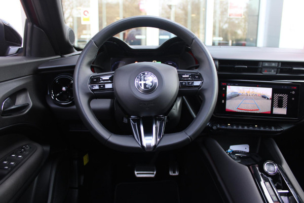 Alfa Romeo junior Alfa Romeo Junior ELETTRICA SPECIALE 156PK 54 kWh | PANORAMISCH SCHUIF/KANTEL DAK | BICOLOR DAK (ZWART DAK) | TECHNOLOGIE PAKKET (O.A. FULL LED ADAPTIVE MATRIX KOPLAMPEN/DODEHOEK DETECTIE/DRAADLOZE TELEFOONLADER/ACHTERUITRIJ CAMERA/PARKEERSENSOREN VOOR, ACHTER,ZIJKANT) | DRAADLOZE APPLE CARPLAY/ANDROID AUTO | CLIMATE CONTROL | ELEKTRISCH BEDIENBARE ACHTERKLEP | STOEL VERWARMING | ELEKTRISCH BEDIENBARE VOORSTOEL | VERKEERSBORDEN HERKENNING | ADAPTIVE CRUISE CONTROL | KEYLESS ENTRY/START |