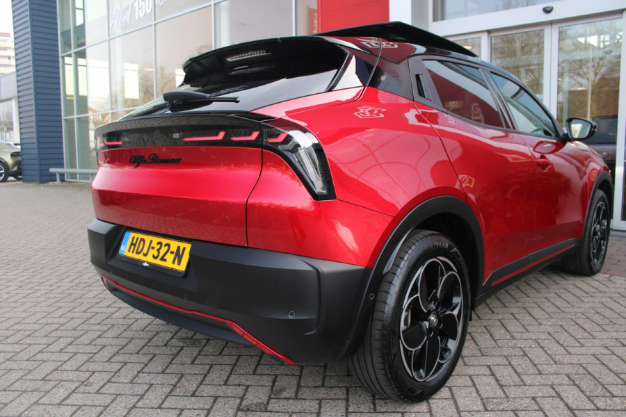 Alfa Romeo junior Alfa Romeo Junior ELETTRICA SPECIALE 156PK 54 kWh | PANORAMISCH SCHUIF/KANTEL DAK | BICOLOR DAK (ZWART DAK) | TECHNOLOGIE PAKKET (O.A. FULL LED ADAPTIVE MATRIX KOPLAMPEN/DODEHOEK DETECTIE/DRAADLOZE TELEFOONLADER/ACHTERUITRIJ CAMERA/PARKEERSENSOREN VOOR, ACHTER,ZIJKANT) | DRAADLOZE APPLE CARPLAY/ANDROID AUTO | CLIMATE CONTROL | ELEKTRISCH BEDIENBARE ACHTERKLEP | STOEL VERWARMING | ELEKTRISCH BEDIENBARE VOORSTOEL | VERKEERSBORDEN HERKENNING | ADAPTIVE CRUISE CONTROL | KEYLESS ENTRY/START |