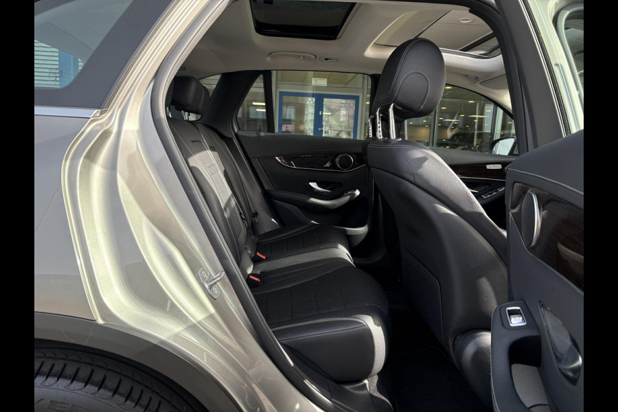 Mercedes-Benz GLC 300e 4MATIC Premium Plus | Panoramadak | Trekhaak | Achteruitrijcamera | Stoelverwarming | Half leder |