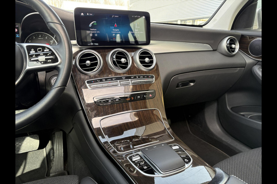 Mercedes-Benz GLC 300e 4MATIC Premium Plus | Panoramadak | Trekhaak | Achteruitrijcamera | Stoelverwarming | Half leder |