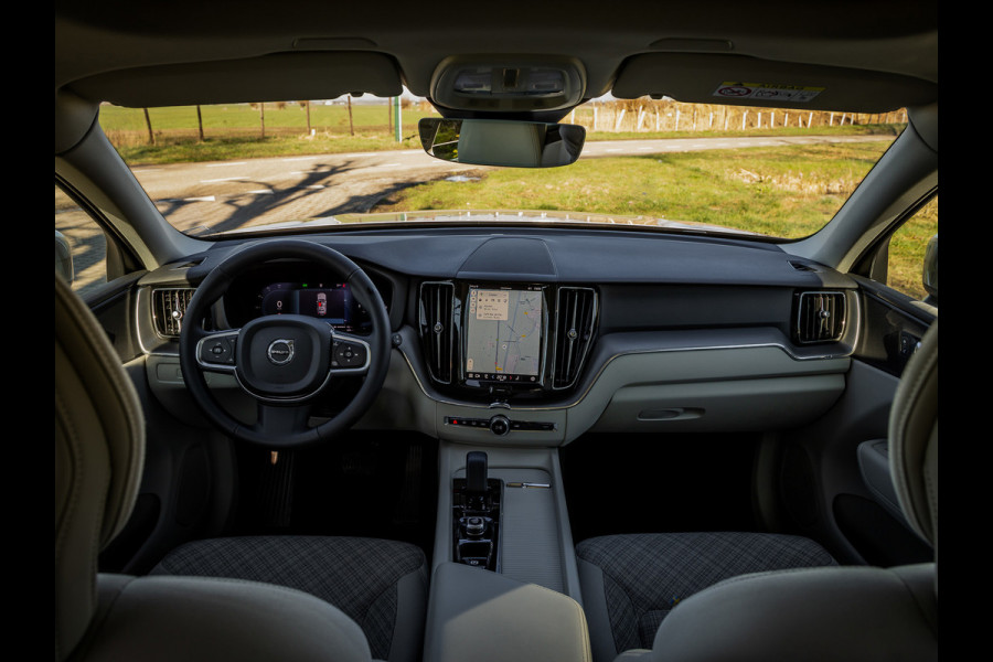 Volvo XC60 2.0 T6 Plug-in hybrid AWD Essential Edition Bright