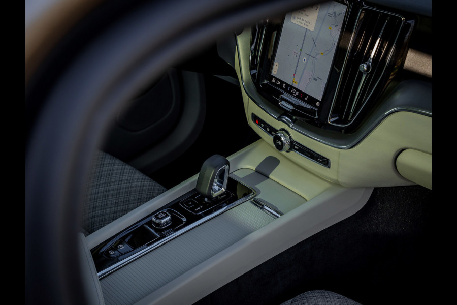 Volvo XC60 2.0 T6 Plug-in hybrid AWD Essential Edition Bright