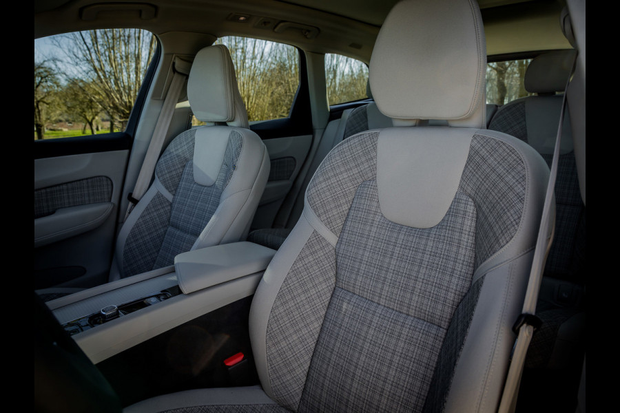 Volvo XC60 2.0 T6 Plug-in hybrid AWD Essential Edition Bright